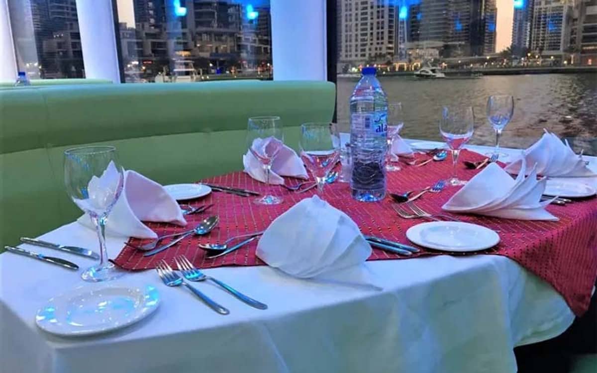 Mona-Lisa-Dinner-Cruise-Dubai-Marina3